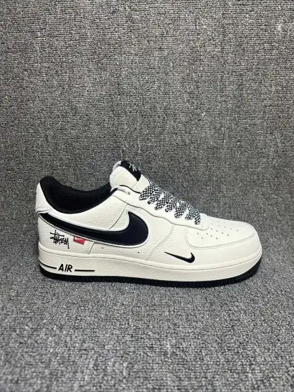 街头潮搭空军天花板 AIR FORCE 1 奶白荔枝纹鞋身质感拉满,黑白撞色复古吸睛,侧边涂鸦手写印花自带街头氛围,定制花纹鞋带搭配金属挂饰细节满满,双Swoosh标识设计辨识度拉满,鞋后跟小红标点缀增添潮流层次感,空军经典鞋型脚感柔软,厚底悄悄增高,日常通勤、街头出街都能轻松驾驭,百搭不挑穿搭风格,春夏上脚清爽耐看. 货号:GS2288-007
